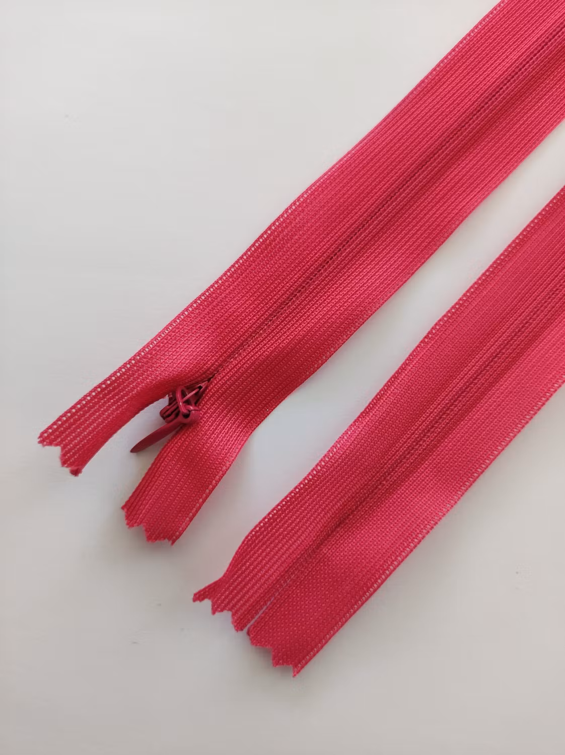 Osynligt, dolt blixtlås, 50 cm. Cerise. (EU)