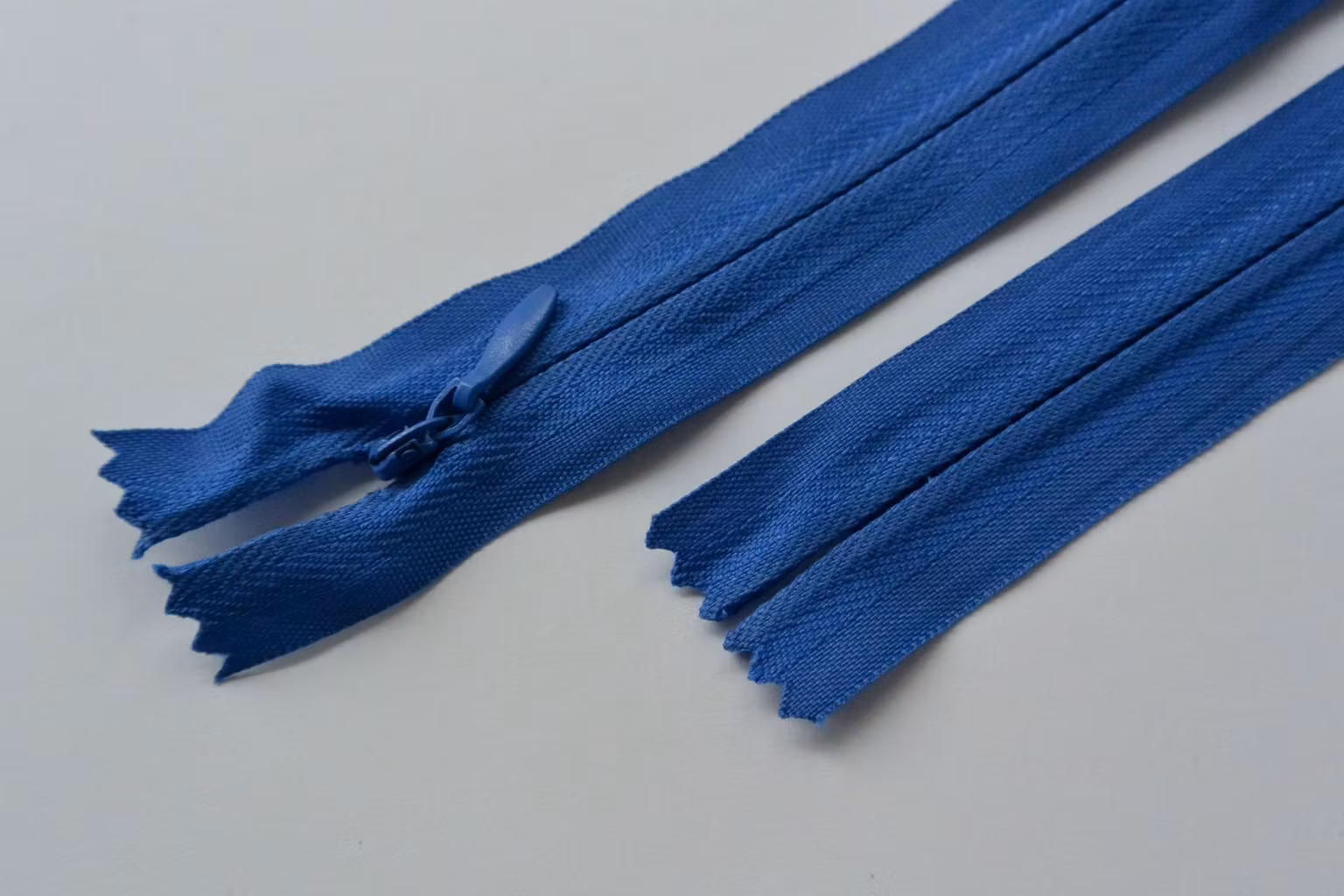 Osynligt, dolt blixtlås, 35 cm. Blå.