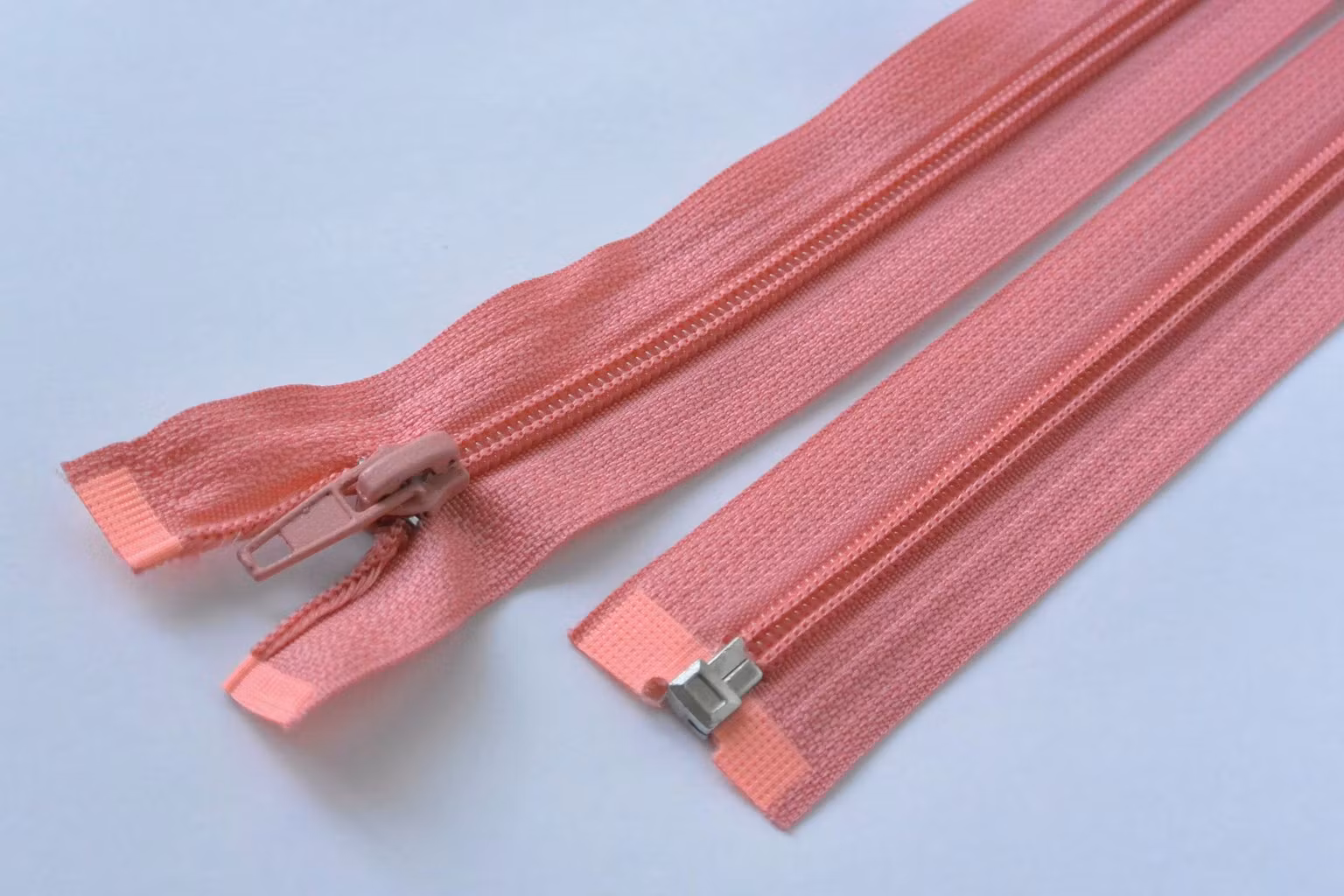 Dragkedja, blixtlås 5mm, 55 cm. Korallrosa