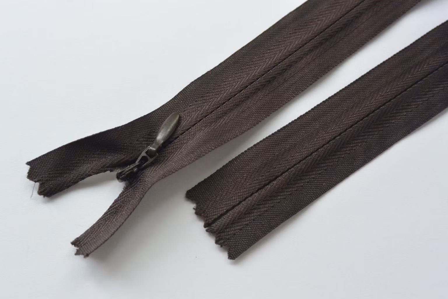 Osynligt, dolt blixtlås, 20 cm. Mörkbrun.