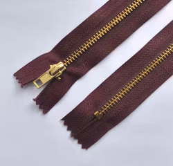 12 cm jeanslås, 4 mm. Vinröd.