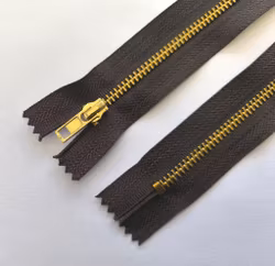 12 cm jeanslås, 4 mm. Mörkbrun.