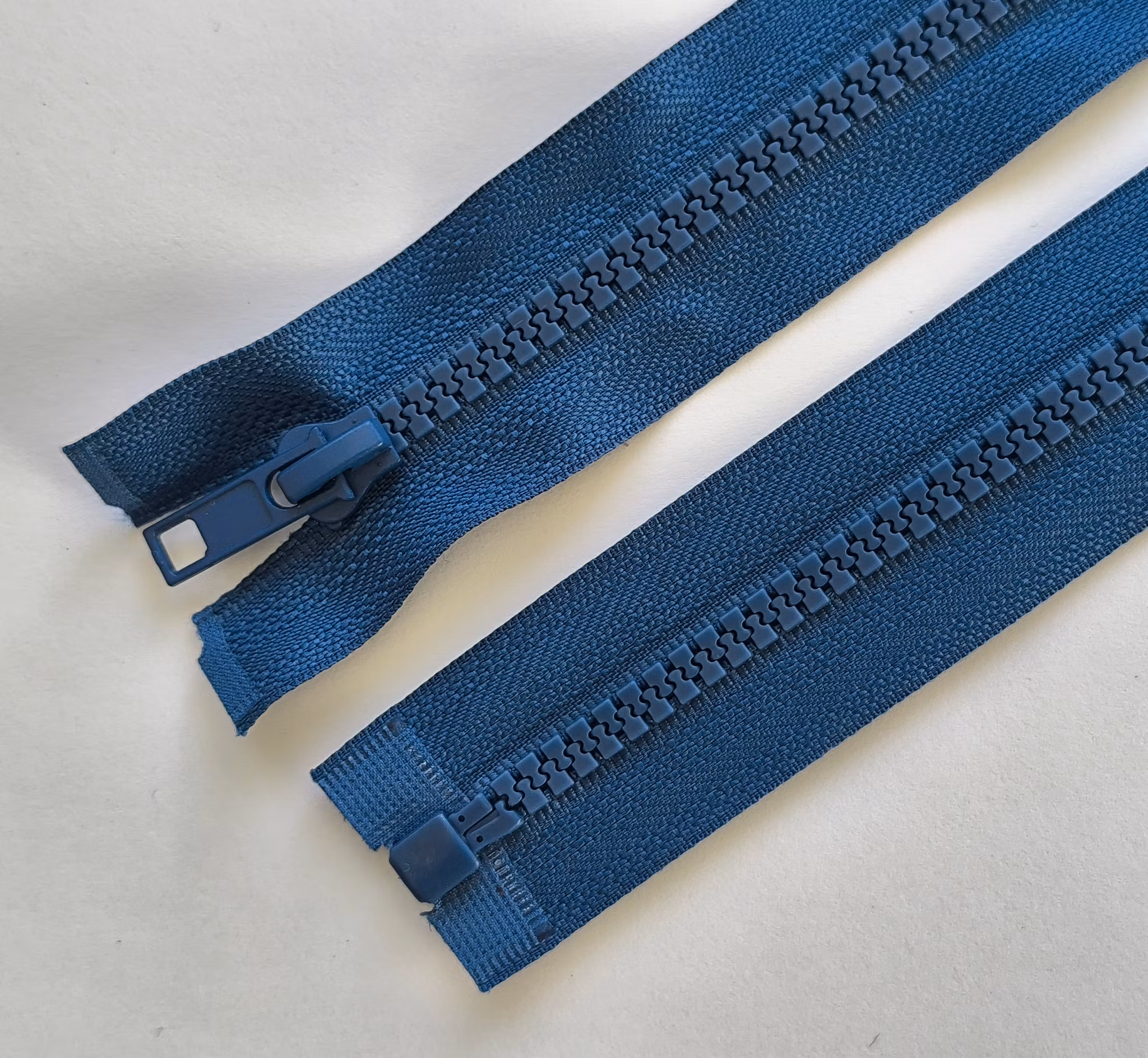 Dragkedja, blixtlås 6 mm 40-75 cm. Jeansblå.