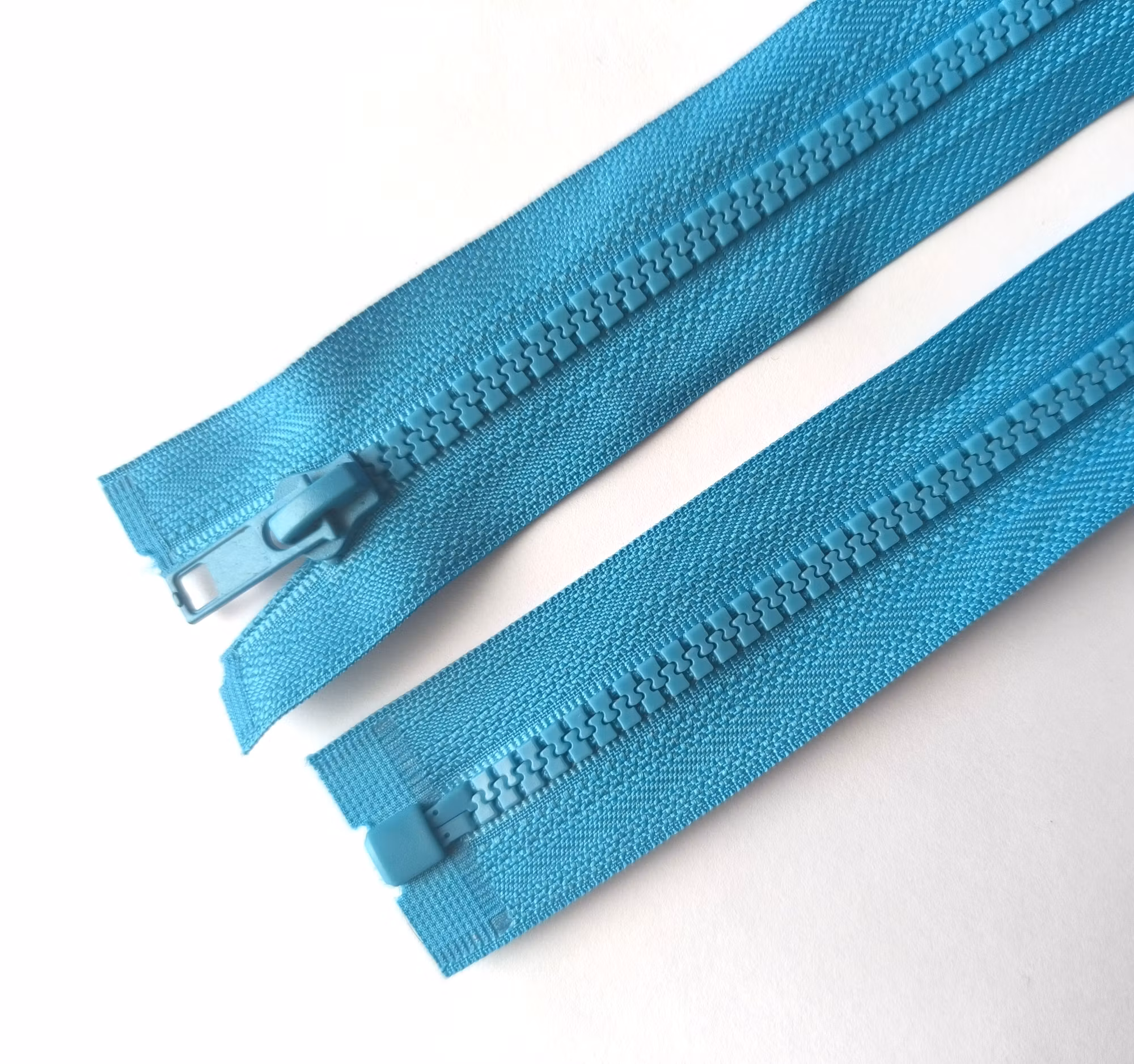 Dragkedja, blixtlås 6 mm 45-70 cm. Ljusblå.