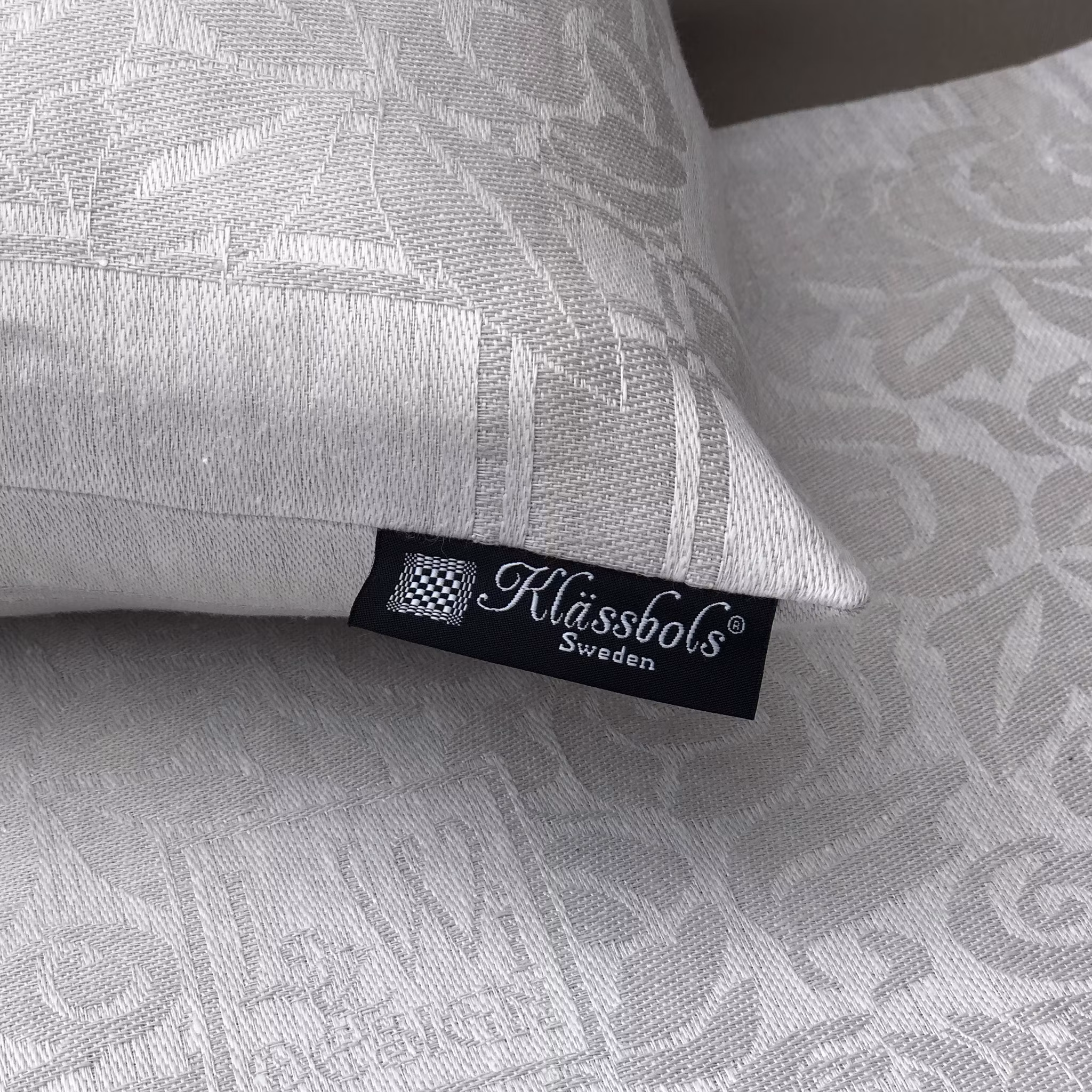 Cushion cover with rose pattern