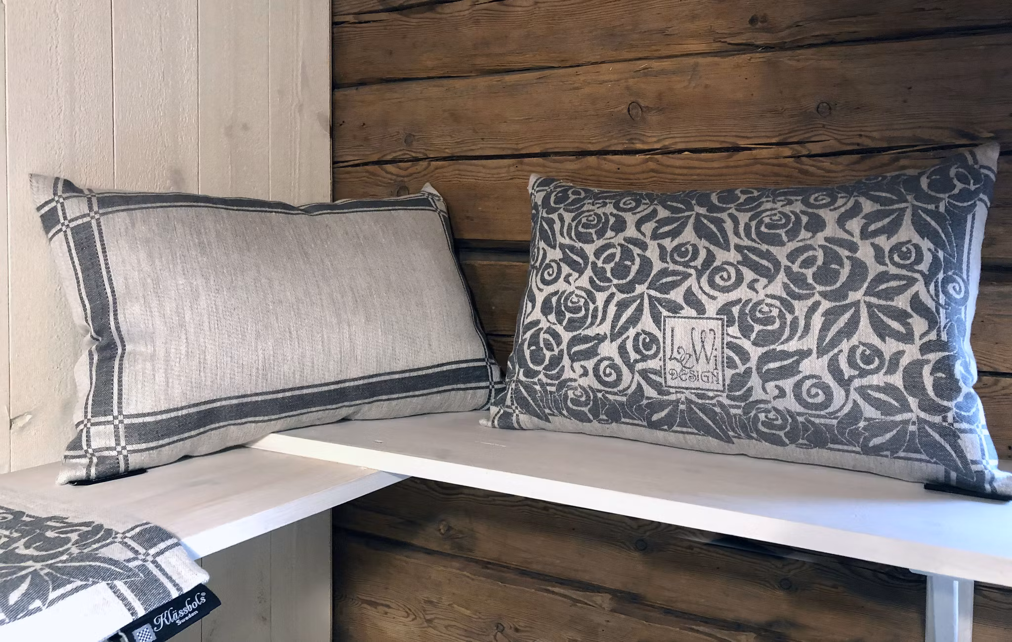 Cushion cover with rose pattern