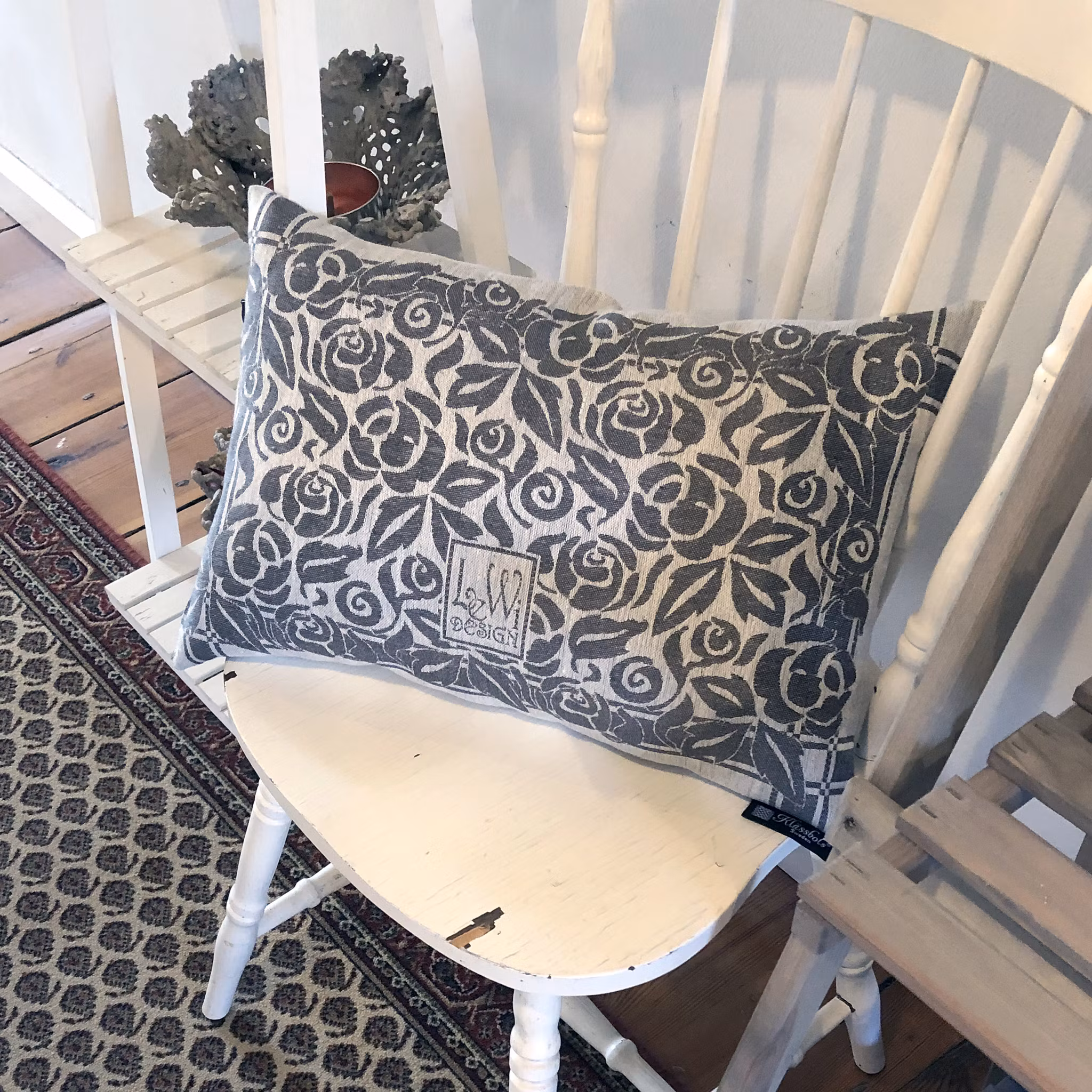 Cushion cover with rose pattern