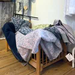 Ullpläd med rosmönster