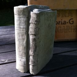 Bokstöd i betong