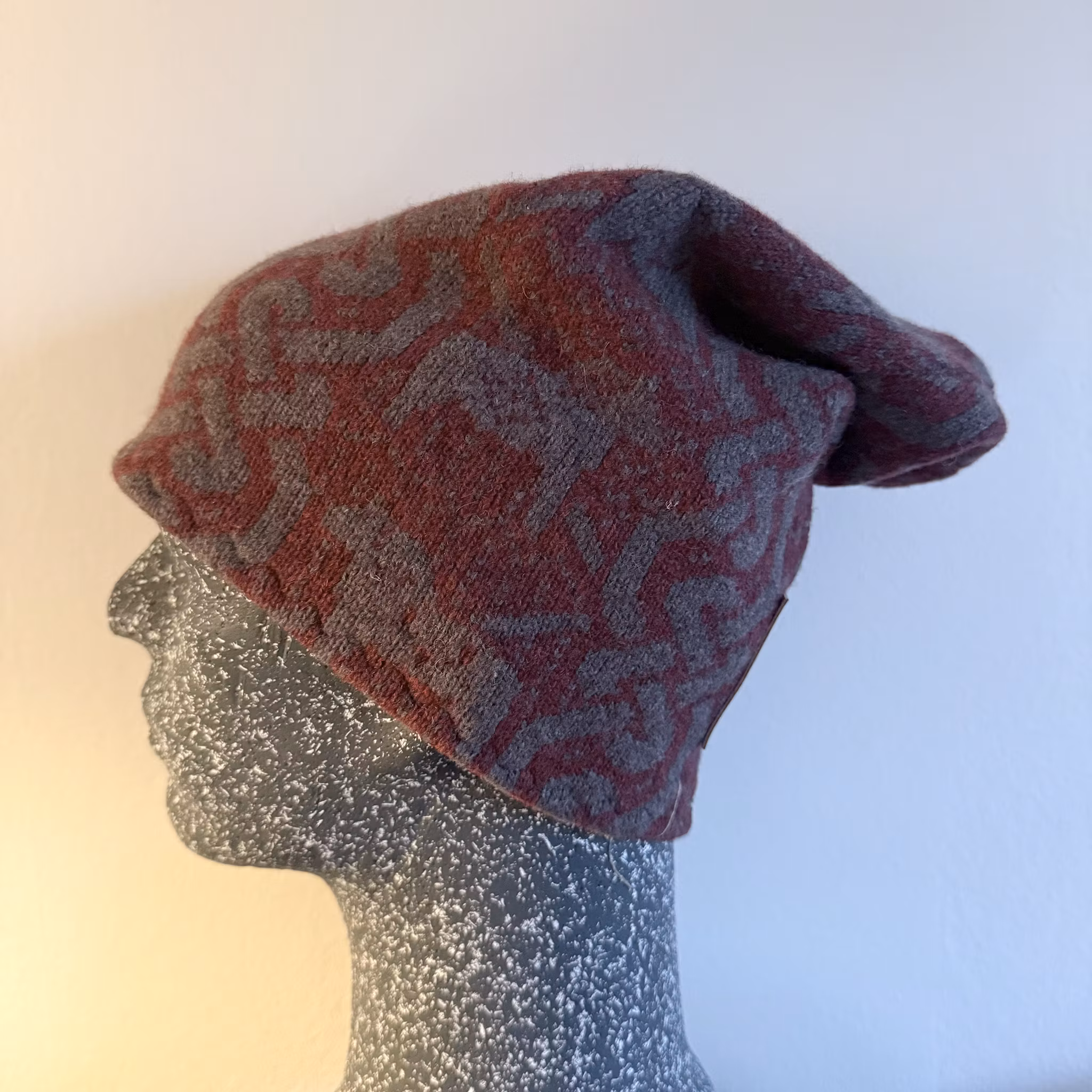 Keltiskt mönster med mullvadsfärg på häst och kedja