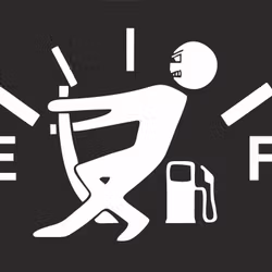 Dekal Mer bensin 13x9cm Svart/vit