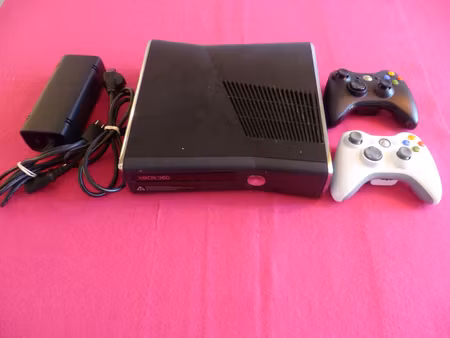 XBOX 360 Konsol 250 GB inkl 2 st handkontroller
