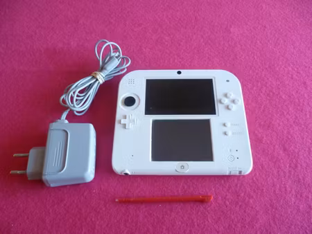 Nintendo 2DS konsol Röd/Vit med originalladdare