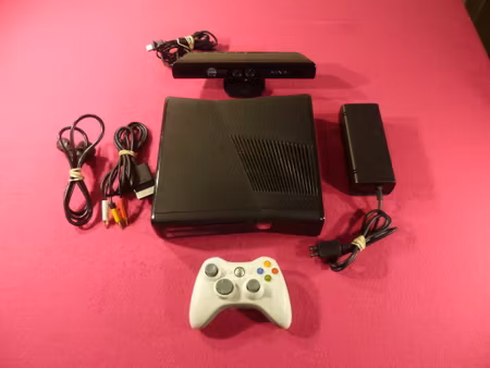 Xbox 360 Konsol 4 GB inkl. 1 st Handkontroll + Kinect