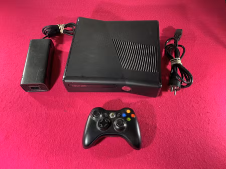 Xbox 360 Slim 4 Gb Konsol Svar inkl. Handkontroll