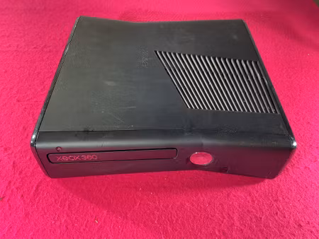 Xbox 360 Slim 4 Gb Konsol Svar inkl. Handkontroll