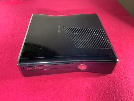 Xbox 360 Slim 250 GB inkl. Handkontroll