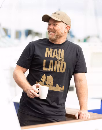 SWAZI - T-shirt "Man of the Land" - Svart