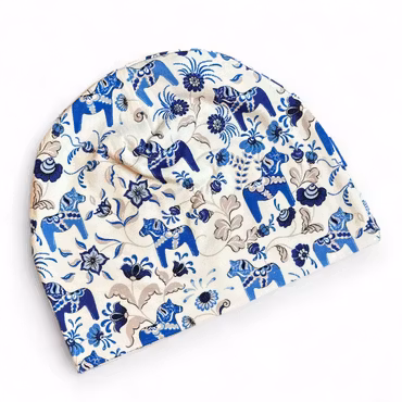 Mössa dalahäst, vit/blå