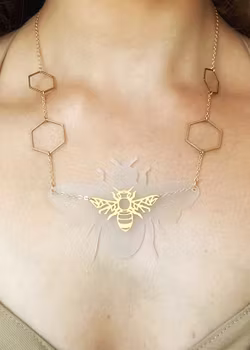 Honningbie i Hvitt – Elegant og Lekent Halssmykke i Polystyren og Messing