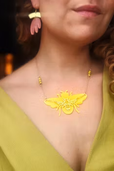 Honningbie i gult- Fargerikt halssmykke i polystyren, messing og perler