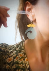 Stor Havbølge - Sjøgrønne Øresmykker Med Hamret Messing Og 18k Gullbelagte Ørekroker