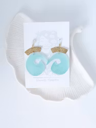 Stor Havbølge - Sjøgrønne Øresmykker Med Hamret Messing Og 18k Gullbelagte Ørekroker