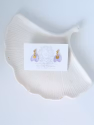 Små Lavendel-Liljer - Yndige Håndlagde Øresmykker i Lavendel Og Gull.