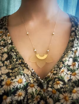 Mimosa-Lilje Halssmykke – Håndlaget Smykke med Ferskvannsperler og 14k Gullbelagt Kjede