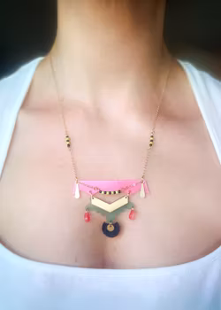 Gnistre Halssmykke – Håndlaget, Geometrisk smykke med Livlige Farger og elementer i flere lag