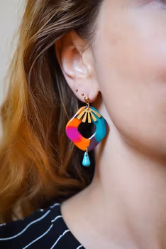 Solgnist - Øresmykker i Resinlakkert Polymerleire, Turkisperler og Messing