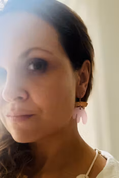 Anemone - Håndlagde Øresmykker med Organisk Form i Polystyren og Messing