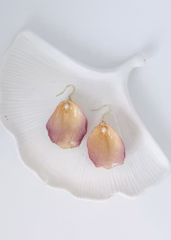 RosePerle GyldenRosa Øresmykker med ekte roseblader og ferskvannsperler