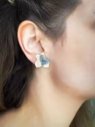 Hortensia Duo- Øresmykker  i Hvit og Mørk Blå Laget av Ekte Tørkede Hortensiablomster  og Ørestikker belagt med 925 Sterling Sølv