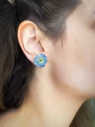 Hortensia Alv- Øresmykker  i Blåhvite toner  Laget av Ekte Tørkede Hortensiablomster  og Ørestikker belagt med 925 Sterling Sølv