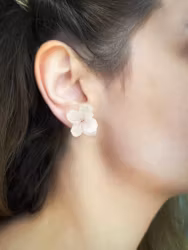 Hortensia Alv- Øresmykker  i hvite toner  Laget av Ekte Tørkede Hortensiablomster  og Ørestikker belagt med 925 Sterling Sølv