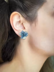 Hortensia Alv - Øresmykker  i mørk blå Laget av Ekte Tørkede Hortensiablomster  og Ørestikker belagt med 925 Sterling Sølv