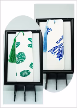 Håndlagde bokmerker i papir med linoleumstrykk. Selges i sett med 2 stk.