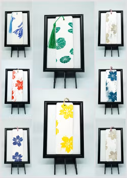 Håndlagde bokmerker i papir med linoleumstrykk. Selges i sett med 2 stk.