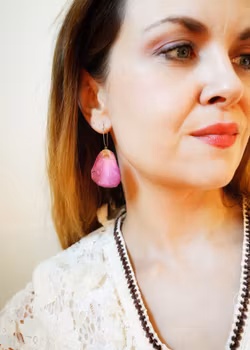 Valkyrierose MAGENTA Øreringer – Gulløreringer med ekte roseblader
