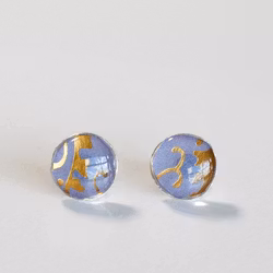 GÅTE – Små Øredobber i Lavendel og Gull