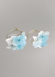 Hortensia Nymfe i Blåhvite Toner– Store Gullbelagte Øreringer med Ekte Hortensiablomster