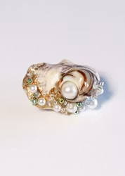 Poseidon - Brosje med Skjell, Sneglehus, Perler og Halvedelstener