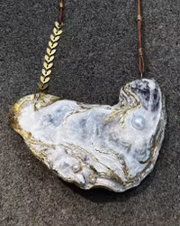 FLO – Håndlaget Smykke med Gullfoliert Østersskjell og Ferskvannsperler