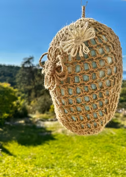 Vepsebol i heklet jute med blomsterdekor