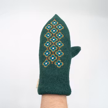 Varde – Broderte herrevotter i grønn ull