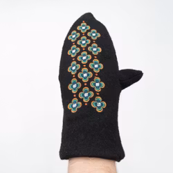 Varde – Broderte herrevotter i sort ull