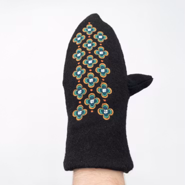 Varde – Broderte herrevotter i sort ull