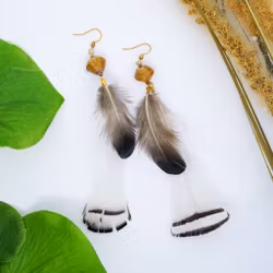 Vingeslag - Øresmykker med Fasanfjær og Treperler