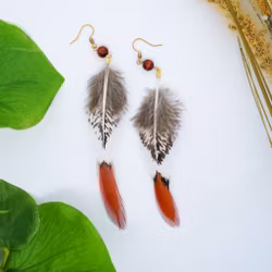 Flamme - Øresmykker i Fasanfjær og Treperler